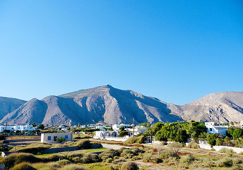 Perivolos ligger vid foten av berget Profitis Elias som är Santorinis högsta berg.