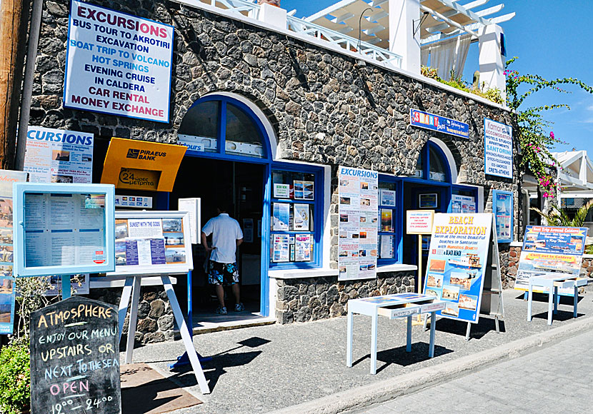 En av många resebyråer som säljer diverse utflykter på Santorini.
