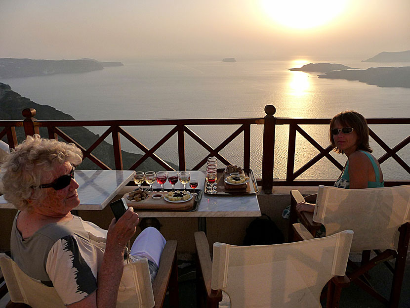 Fira jämna födelsedagar med solnedgång på Santorini.