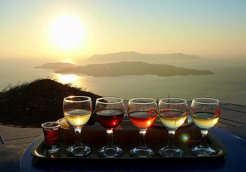 Vinprovning på Santo Wines med utsikt över vulkanerna på Santorini i Kykladerna.
