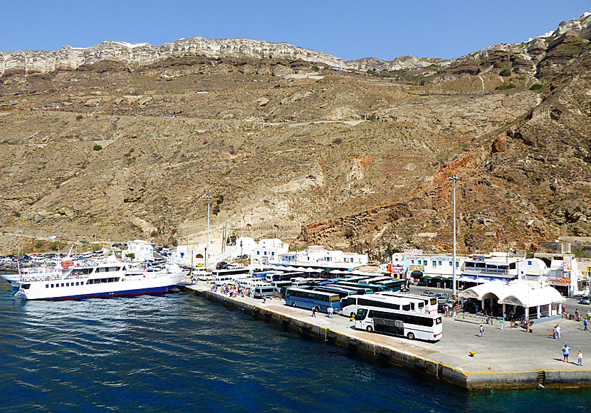 Vägen ner till hamnen på Santorini.