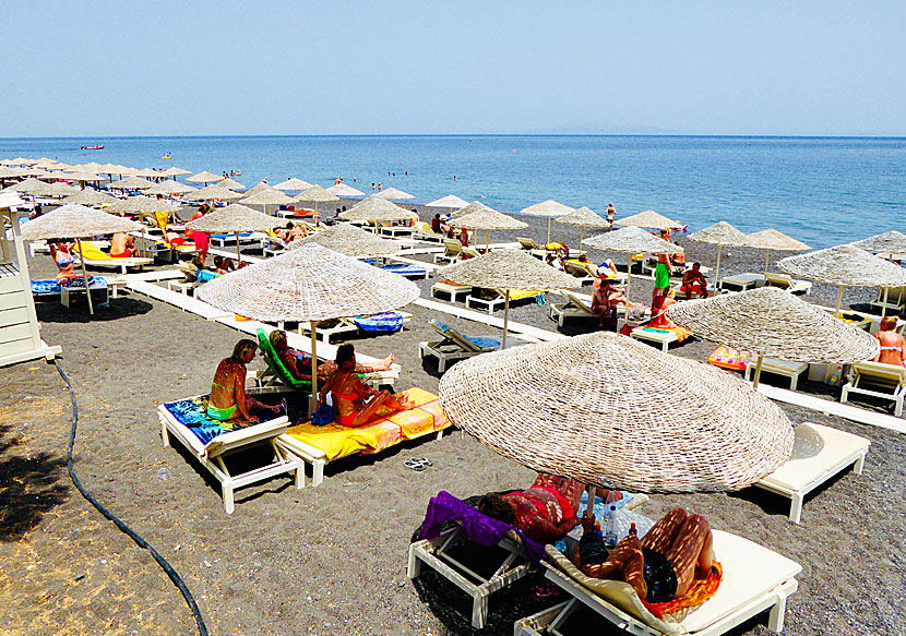 Den svarta gråa sanden på Kamari beach är mycket varm och badskor är ett måste.