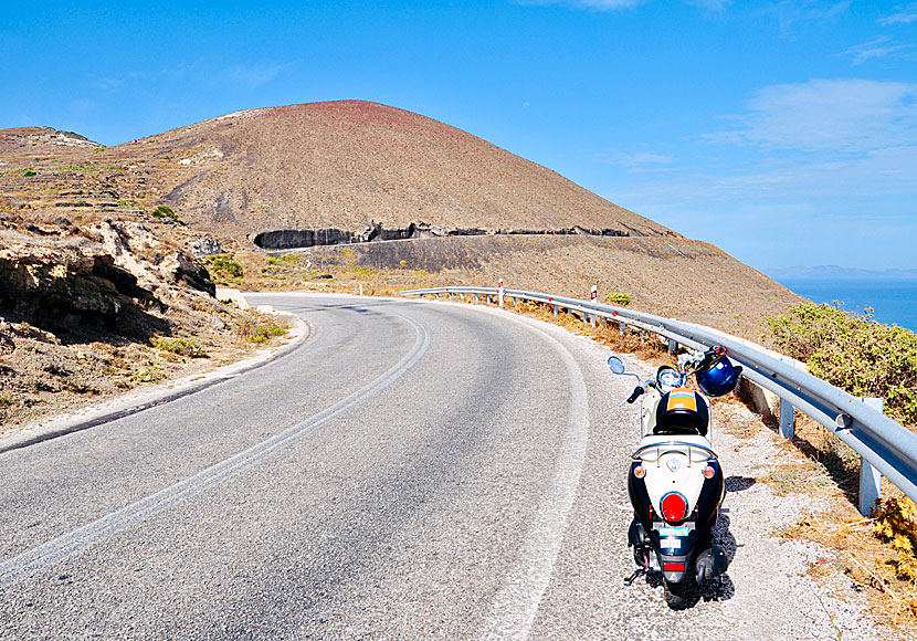 Köra bil och moped mellan byarna Fira och Oia på Santorini.