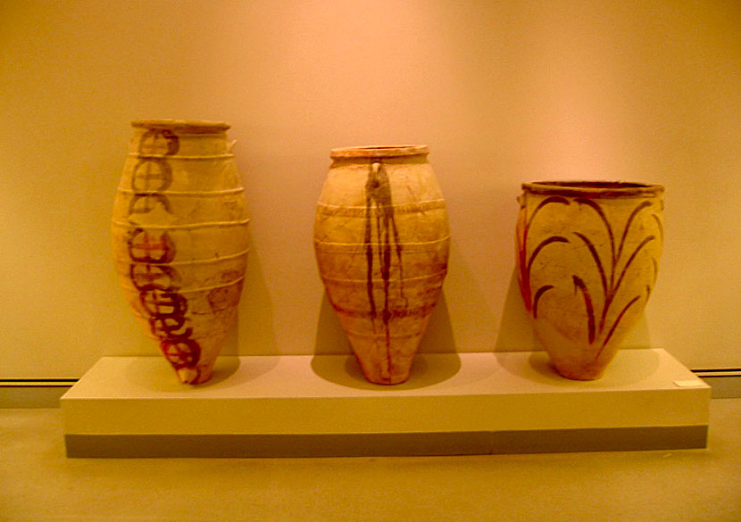 Unika keramikvaser och amforor från Akrotiri finns i arkeologiska museet i Fira på Santorini. 
