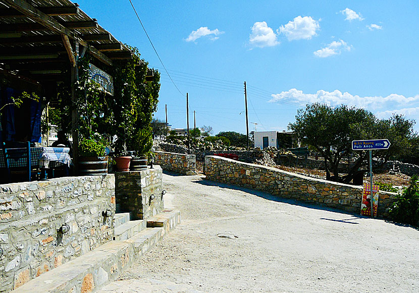 Vid Restaurant To Petrino börjar stigen ner till Psili Ammos beach på Schinoussa.