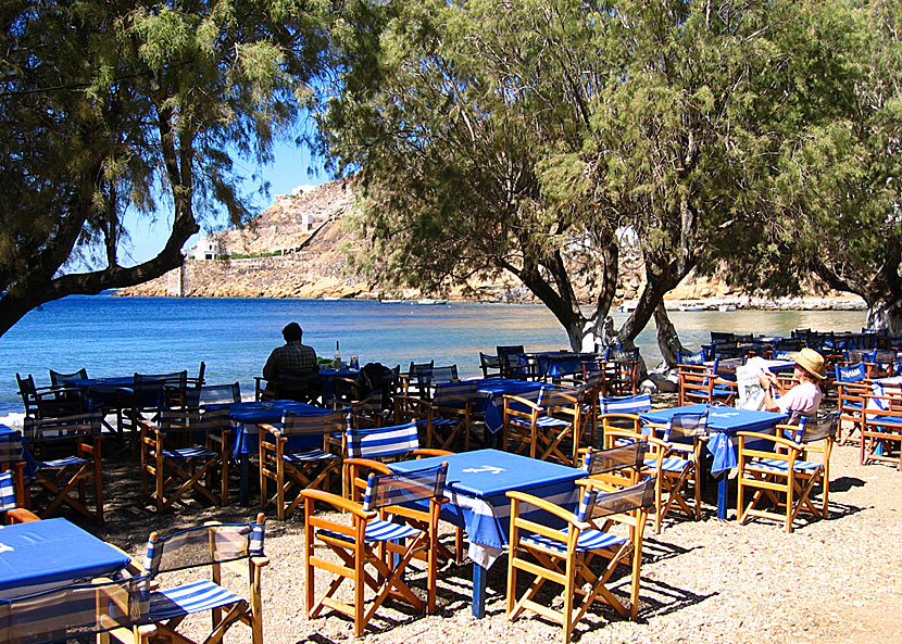 Taverna och strand i Megalo Livadi på Serifos.