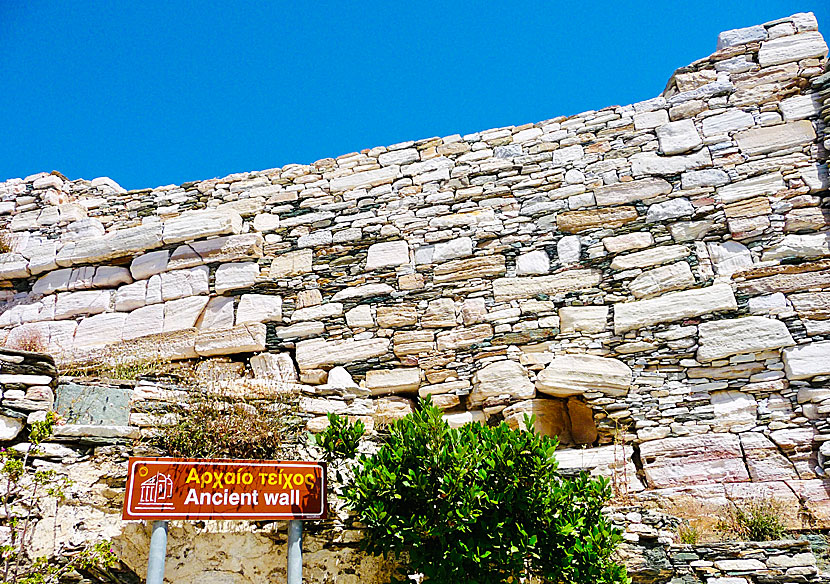 Delar av den gamla stadsmuren i Kastro på Sifnos.