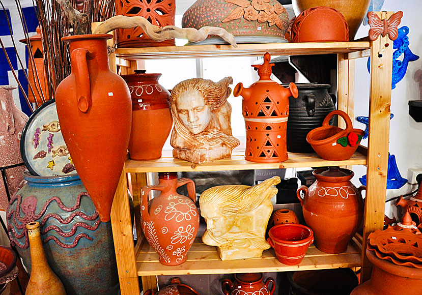 En mix av olika keramikskapelser som finns att köpa på Sifnos. 