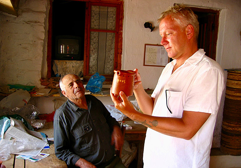 Kalimera Janne och keramikern Kostas Depastas i Heronissos på Sifnos i Grekland.
