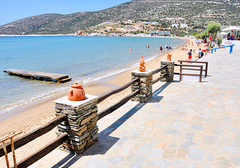 Längs strandpromenaden i Platys Gialos ligger affärer, restauranger, tavernor, kaféer, barer, keramikverkstäder, pensionat och hotell.
