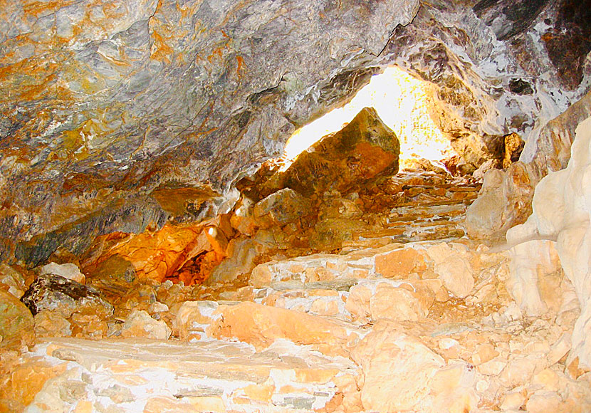 Vandra till grottor på Sifnos. 