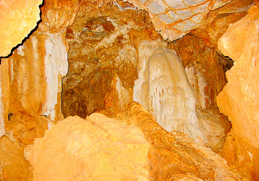 Stalagmiter och stalaktiter i grottorna på Sifnos i Grekland.