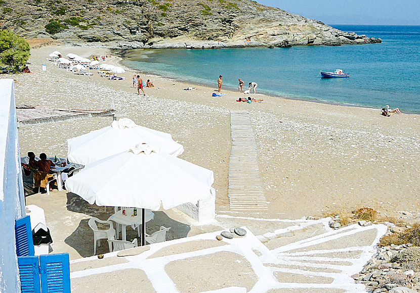 Agios Georgios beach och taverna på ön Sikinos i Grekland.