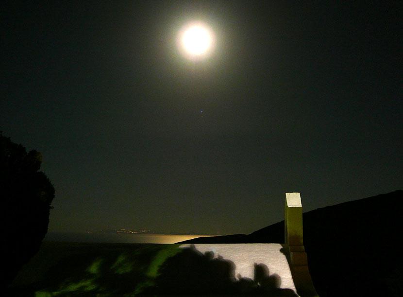 Fullmåne en stjärnklar natt på ön Sikinos i Grekland.