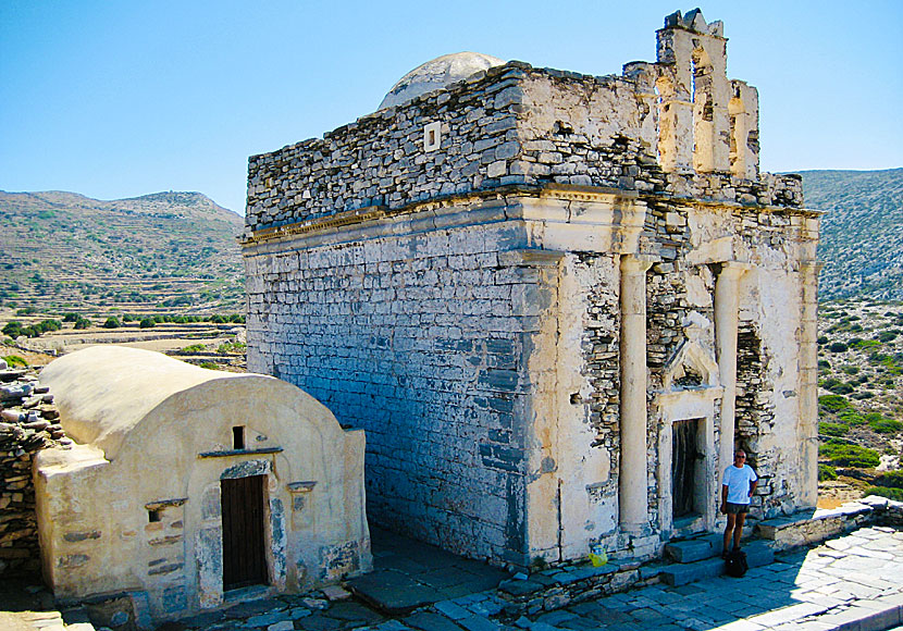 Missa inte det märkliga templet Episkopi när du besöker Sikinos.