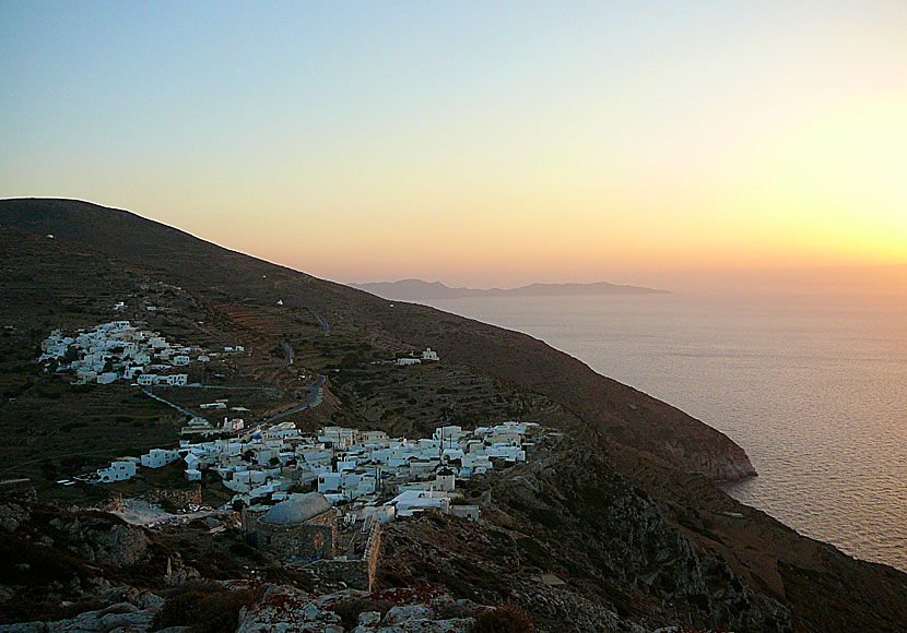 Kastro och Chorio sett från nunneklostret Zoodochos Pigi på ön Sikinos nära Folegandros.