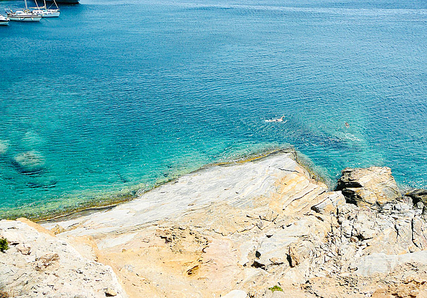 Klippbadet nedanför The Rock Café i Alopronia på Sikinos är perfekt för dig som gillar att snorkla. 