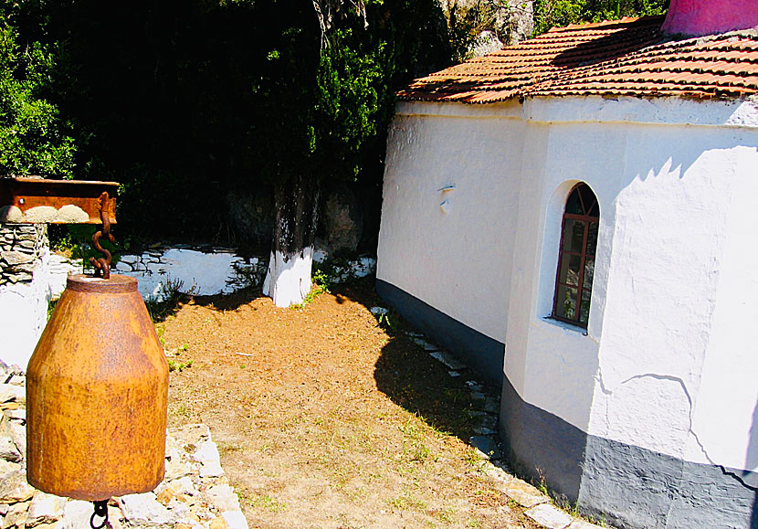Den enormt stora kyrkklockan utanför klostret Panagia Kechria nära Kastro på Skiathos. 