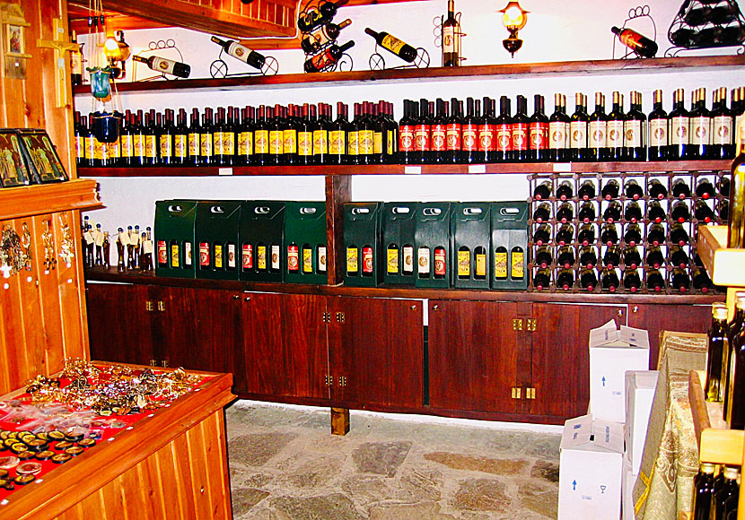 I klostret kan man köpa lokalt vin från Skiathos.