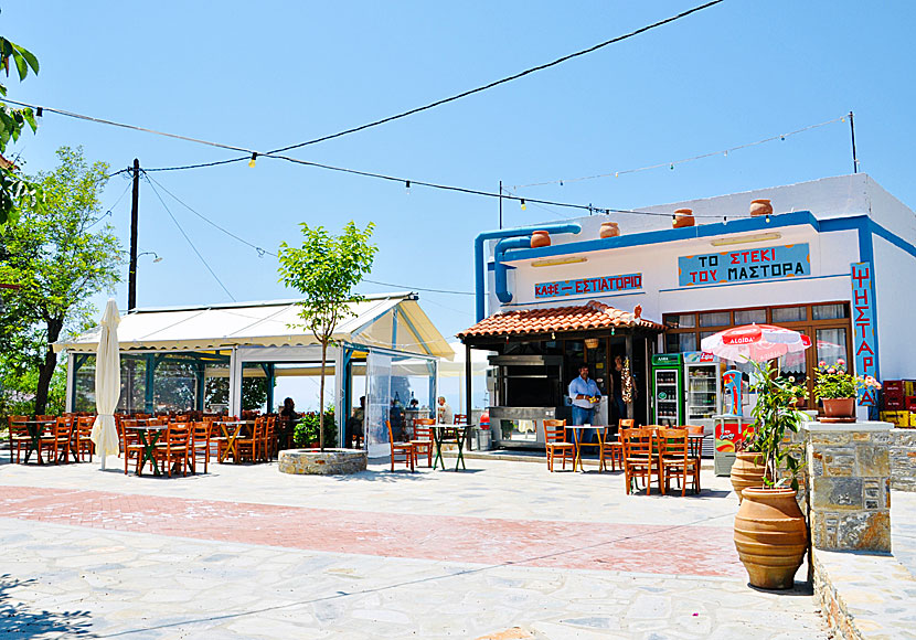 Taverna Mastora To Steki ligger på torget i Glossa.