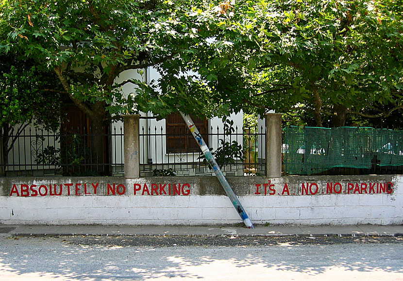Det är förbjudet att parkera i den fina byn Glossa på Skopelos.