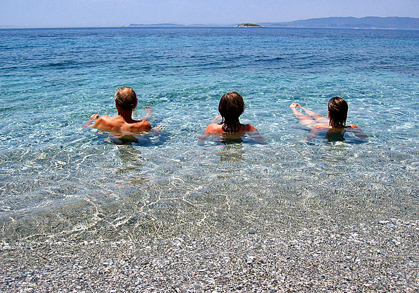Det underbara vattnet vid Hovolo beach på Skopelos. Här kan man bada och sola naken. 