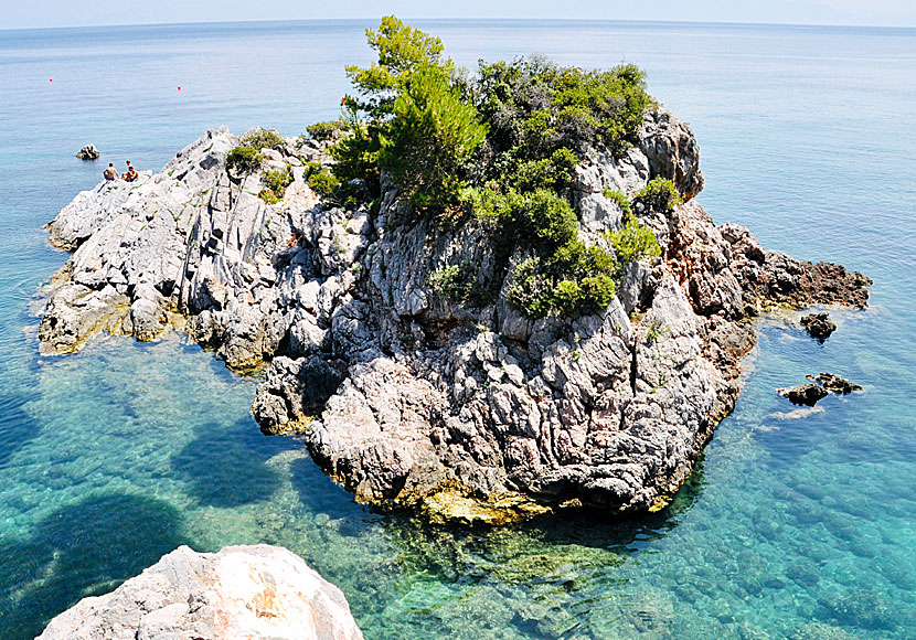 Den lilla ön som ligger i början av Stafilos beach på Skopelos är perfekt för dig som gillar att snorkla.