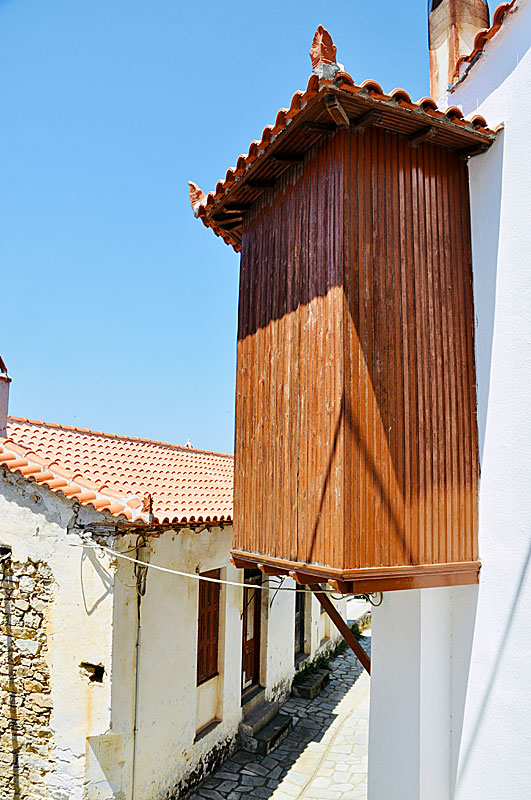 Husen i Glossa är väldigt vackra, många har färgglada träbalkonger, precis som i Skopelos stad.