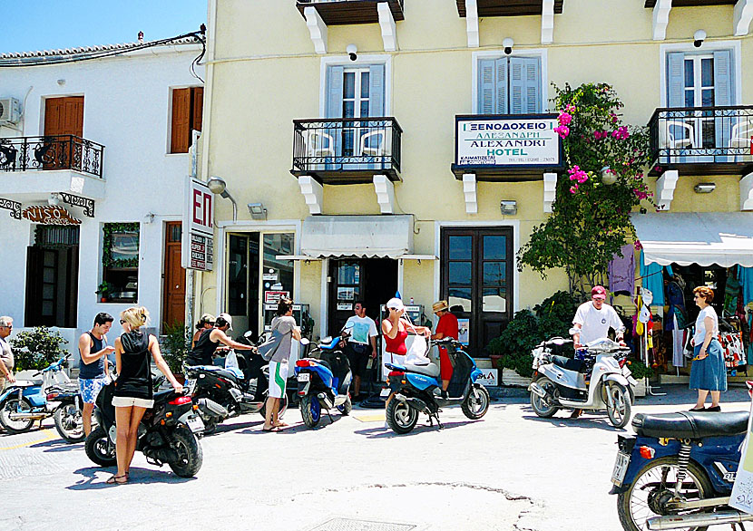 Bensinstationen i bilfria Spetses stad.