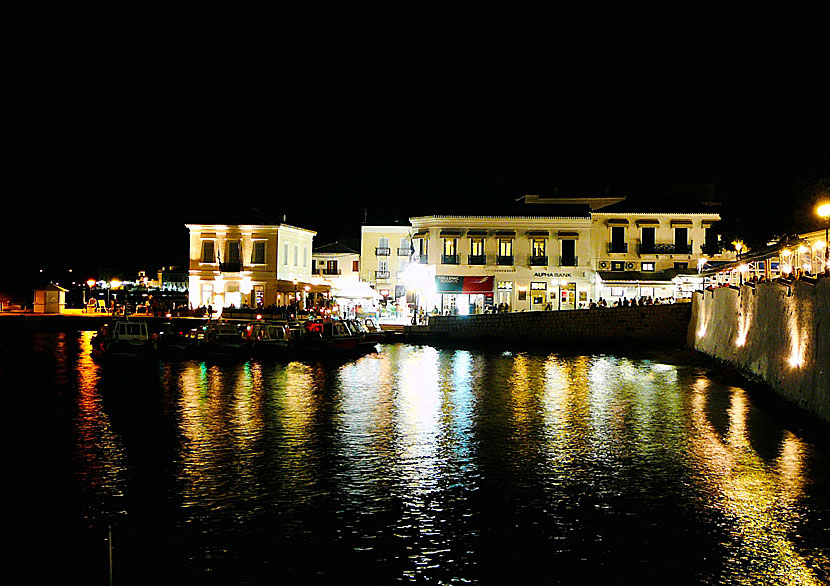 Taxibåtar i hamnen på Spetses.