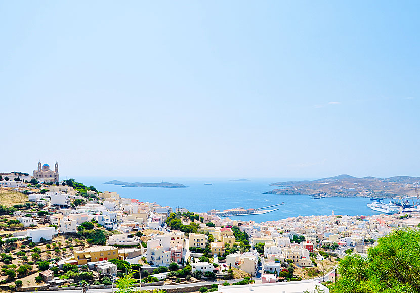 Utsikt över Ermoupolis från Ano Syros på ön Syros i Kykladerna.