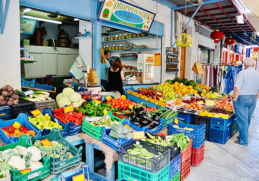 Fisk- och grönsaksmarknad i centrala Ermoupolis på Syros.