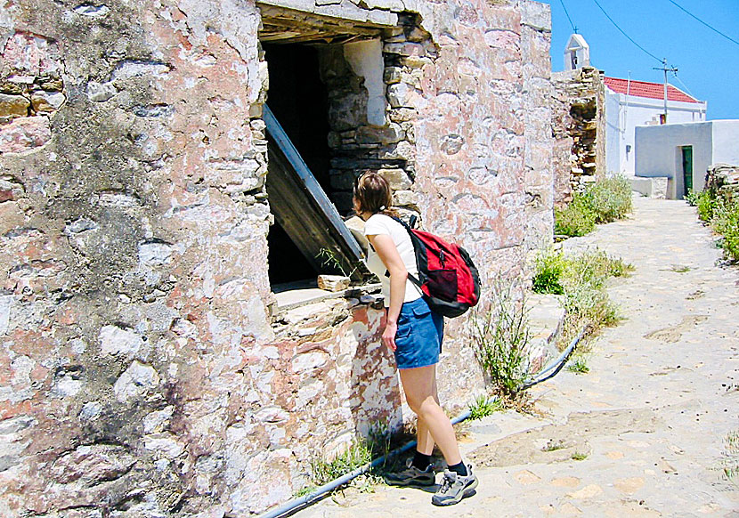 Den obebodda byn San Michalis på Syros kan liknas vid den obebodda byn Mikro Chorio på Tilos.