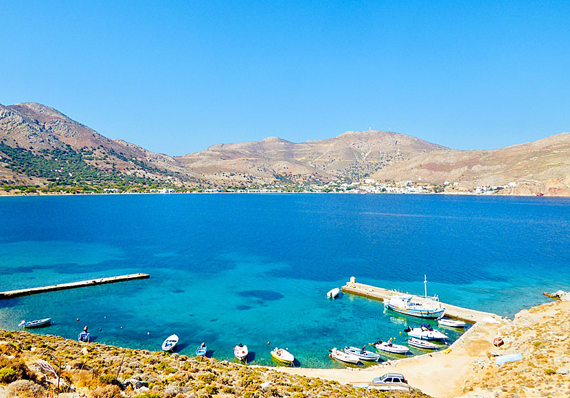 Vy över Livadia från hamnen i Agios Stefanos på Tilos i Grekland.