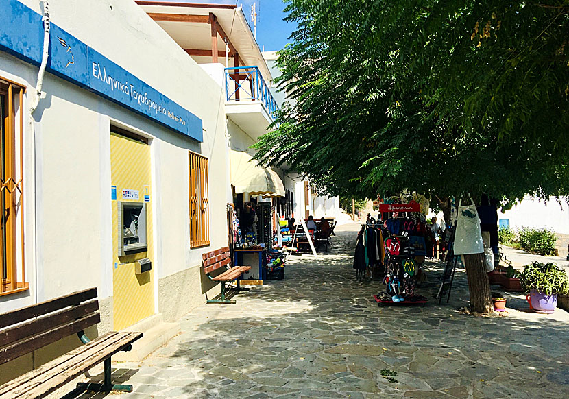 Posten och bankomaten (ATM) vid Taverna Omonia i Livadia