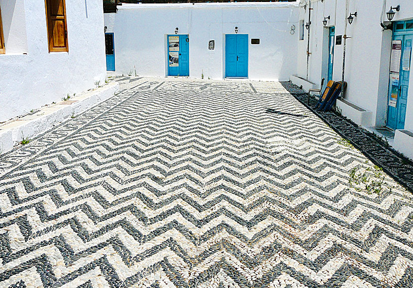 Mosaikgolvet vid stadshuset i Megalo Chorio på Tilos.