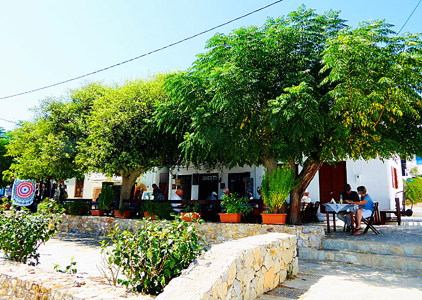 Bankomaterna på Tilos ligger bredvid Taverna Omonia. Det är den bästa restaurangen i Livadia,