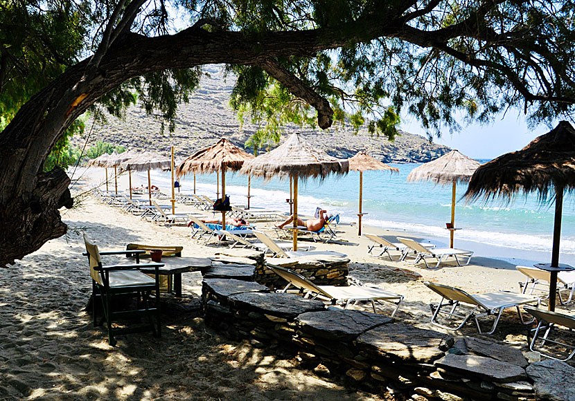 Tavernor, restauranger och solstolar vid Kalivia beach på Tinos.