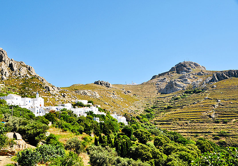 Den vackra byn Koumaros ligger vid foten av berget Exobourgos på Tinos i Kykladerna.