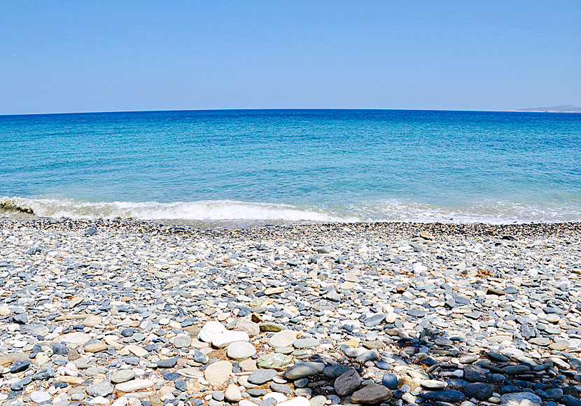 Fina klapperstenstränder på ön Tinos i Grekland.