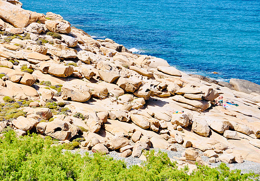 Vackra stenar och klippor på Tinos i Grekland. 