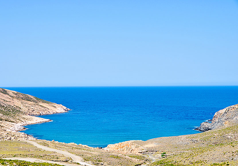 Köra bil och moped till Livada beach på Tinos.