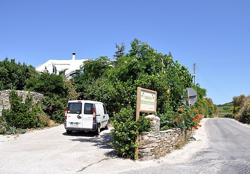 Taverna Pentostrato till vänster och vägen till Livada beach på Tinos till höger.