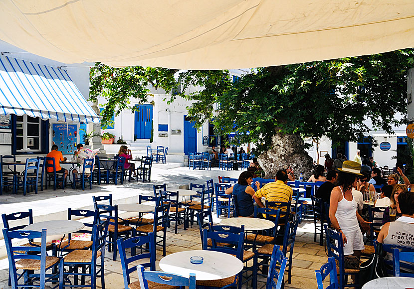Restauranger på torget i Pyrgos.