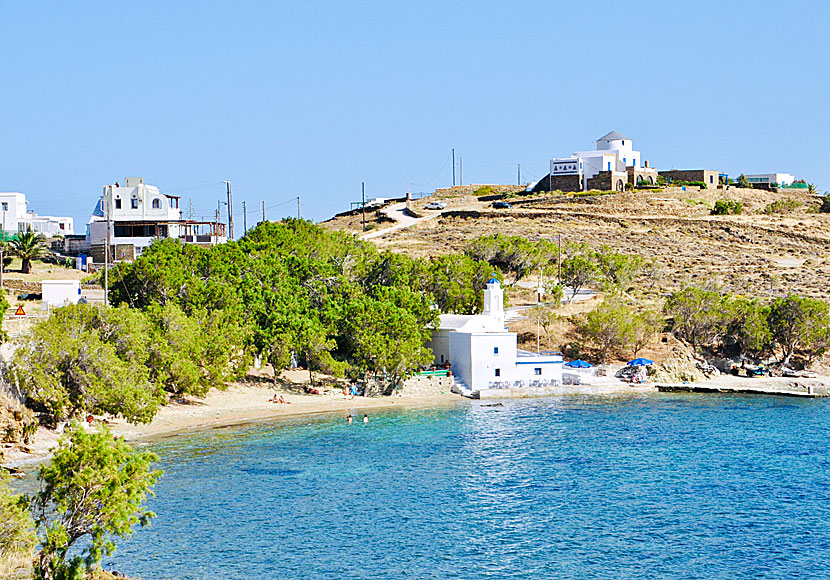 Kyrkan och stranden Stavros på Tinos i Kykladerna.