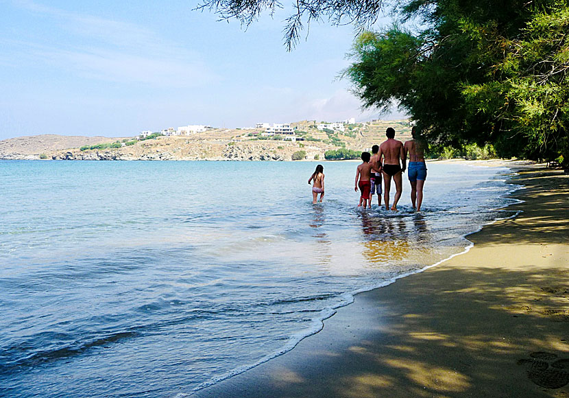 Den barnvänliga sandstranden Agios Romanos på Tinos.