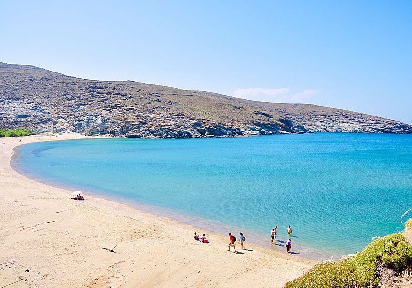 Stränderna Agios Romanos, Kalivia, Giannaki och Lichnaftia är inte lika fina som Tinos bästa strand: Kolymbithra.