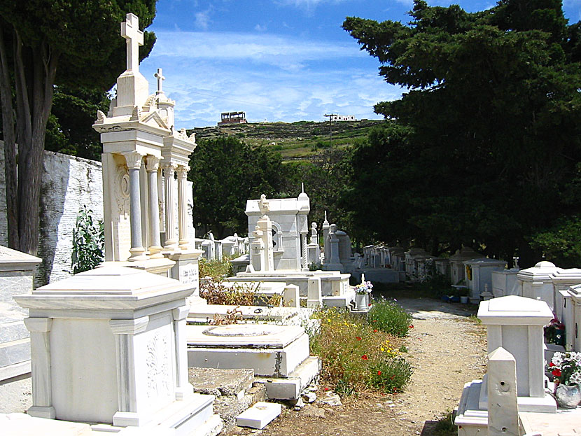 Den pampiga kyrkogården i Pyrgos på Tinos med sina vackra gravar av marmor. 