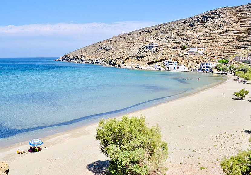 Missa inte Rochari beach i Panormos när du besöker Pyrgos på ön Tinos i Kykladerna. 