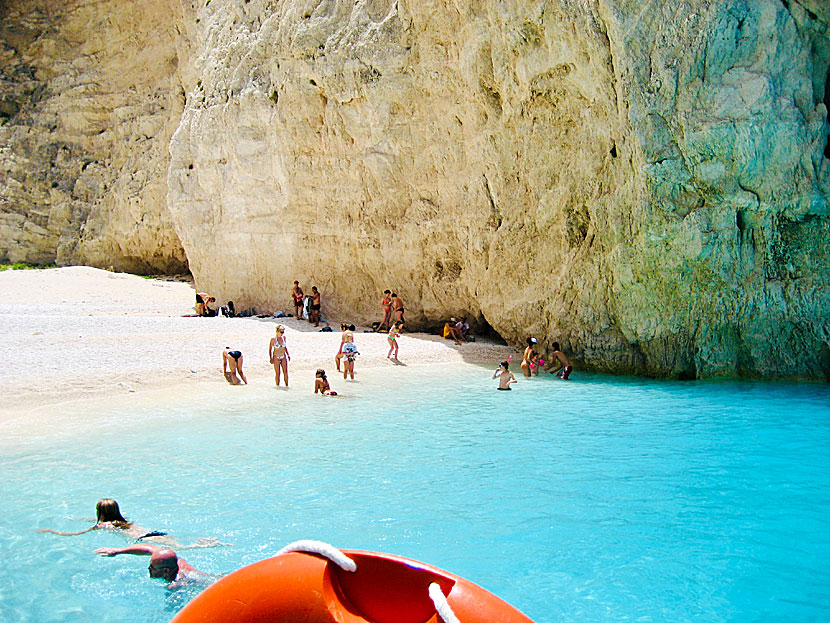 Det är mycket dåligt med skugga på Shipwreck beach och det finns inga solstolar att hyra.